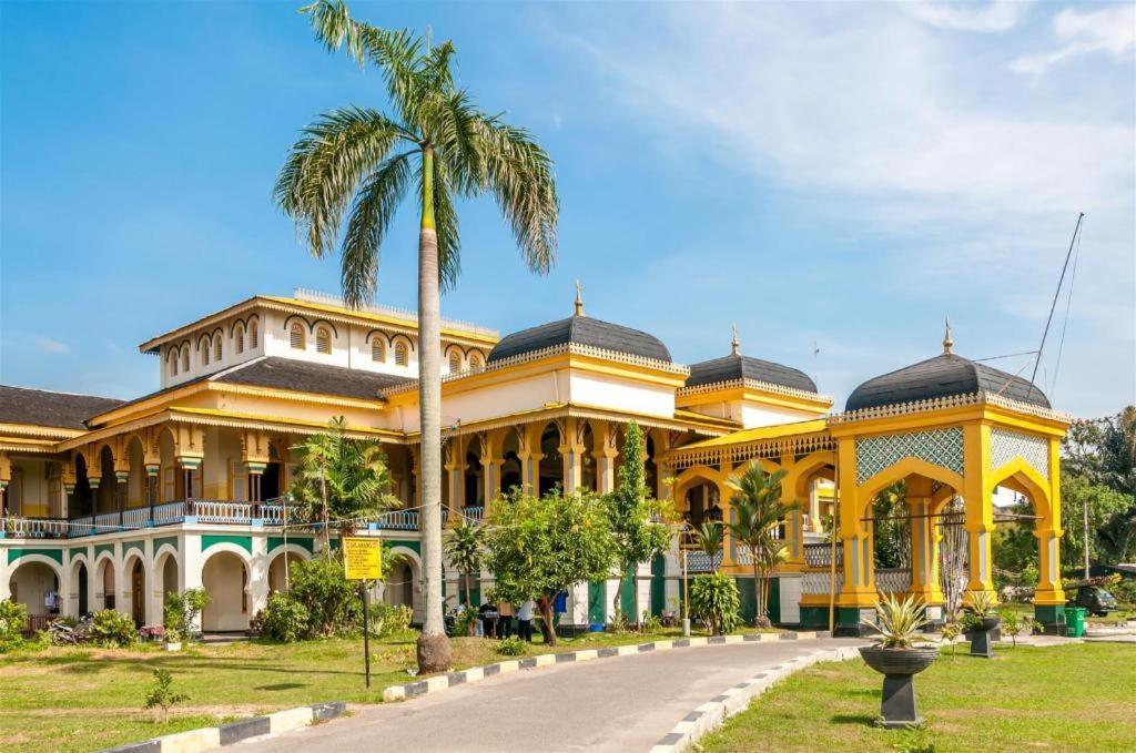 Amaliun Hotel Medan Exterior photo