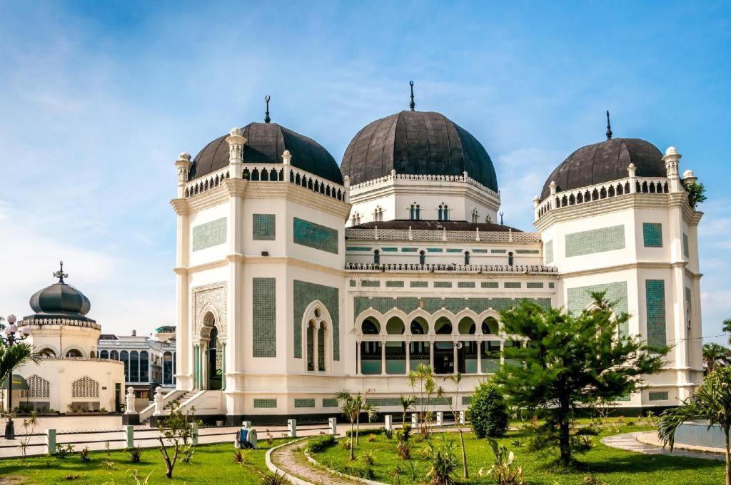 Amaliun Hotel Medan Exterior photo